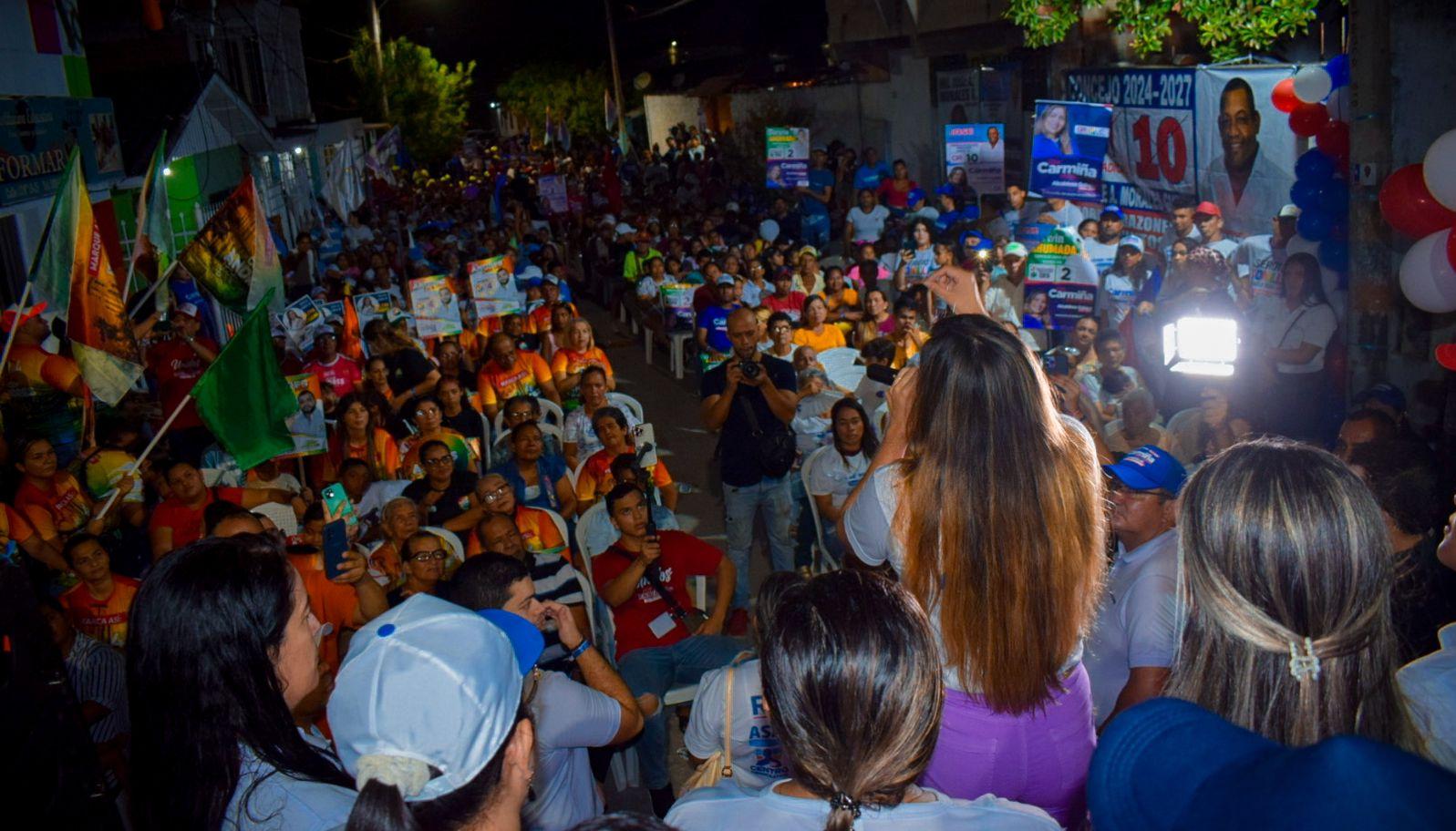 La candidata a la Alcaldía de Galapa poe Cambio Radical, Carmiña Navarro, en un "Viernes de barrio".