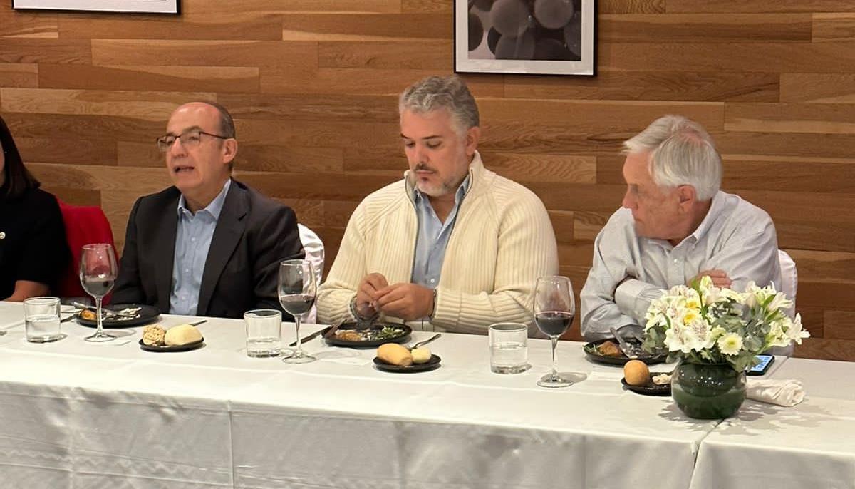 El expresidente Iván Duque compartiendo un almuerzo organizado por la Fundación Libertad.