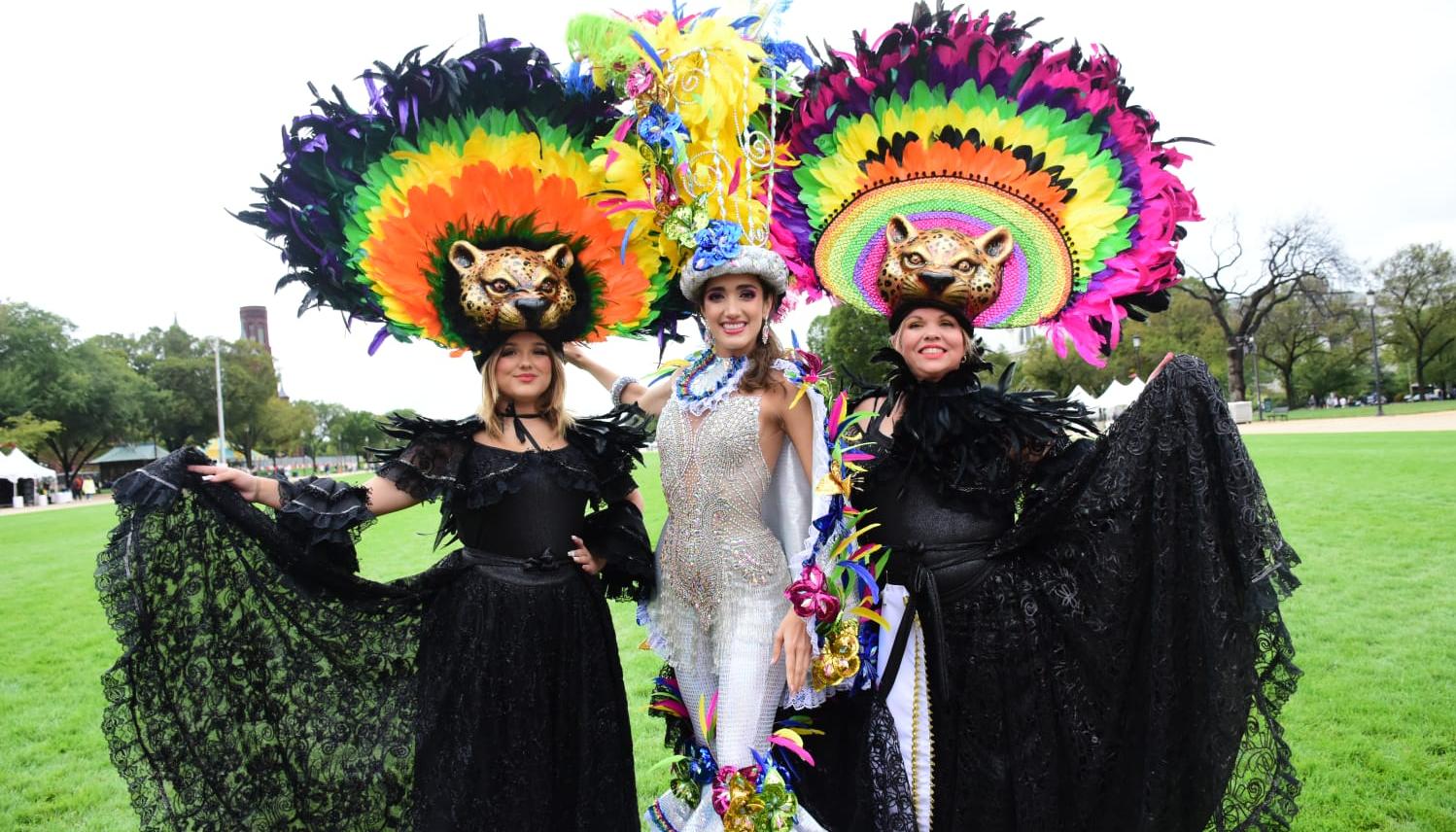 La reina Melissa Cure junto a Lily Castillo y su hija Rachel, de la fundación ‘Hispanos Sin Fronteras’.