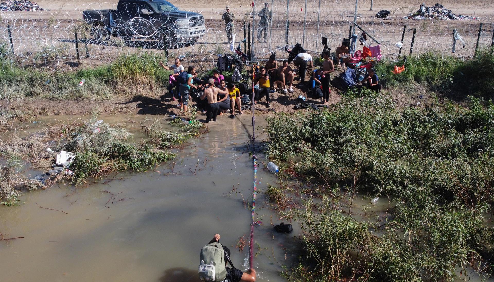 Migrantes esperan para cruzar el río Bravo hacía la frontera con Estados Unidos, este miércoles en Ciudad Juárez