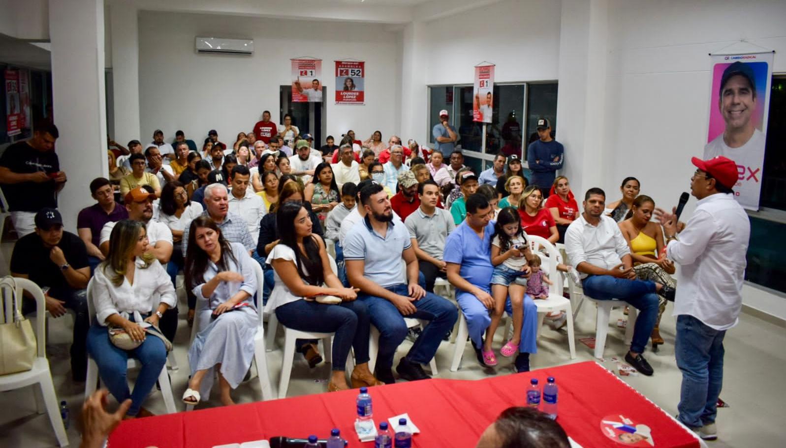 Richard Fernández, candidato al Concejo, en una de las reuniones de fin de semana en los barrios de Barranquilla