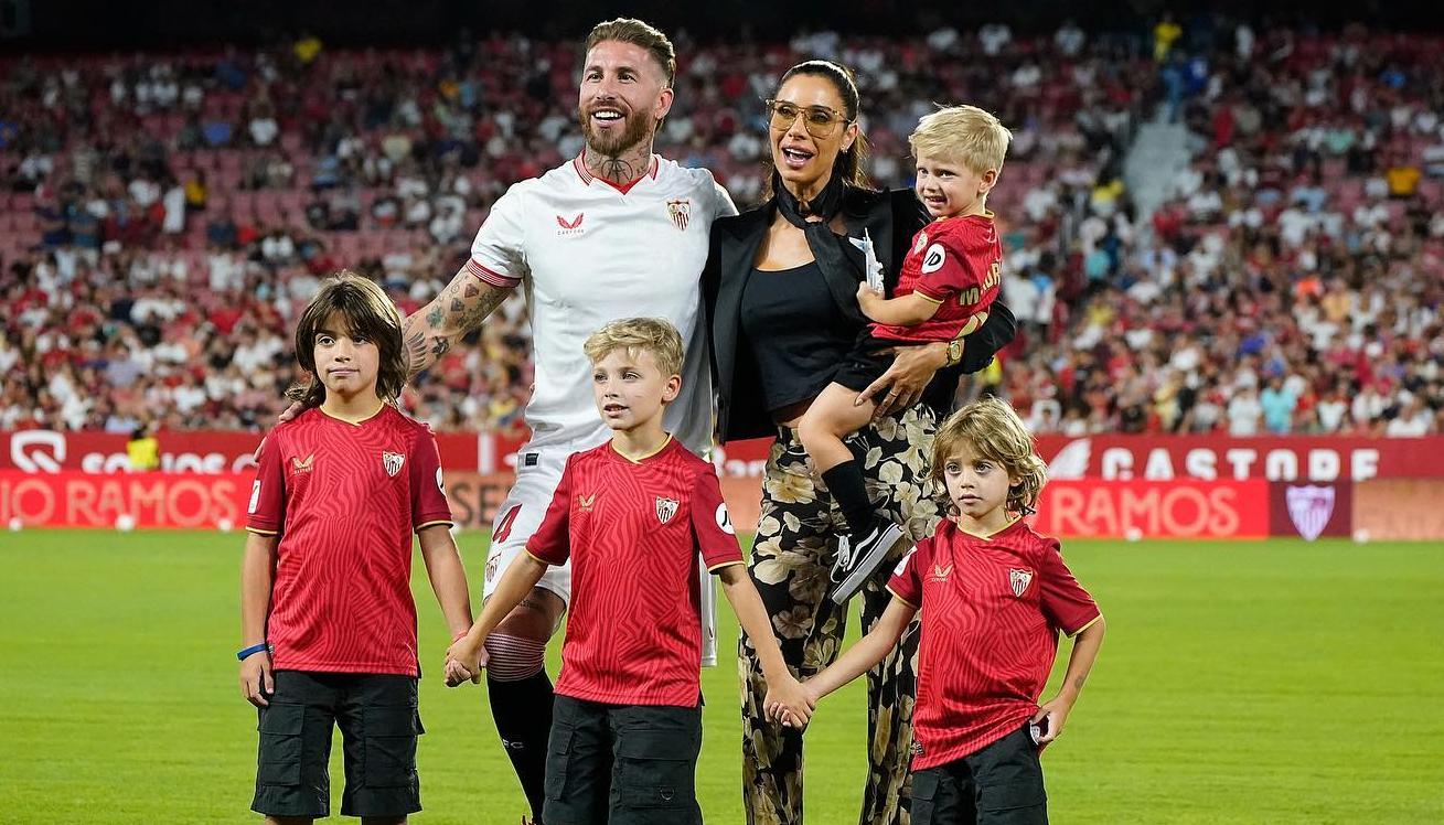 Sergio Ramos con Pilar Rubio y sus hijos el día de su presentación con el Sevilla.