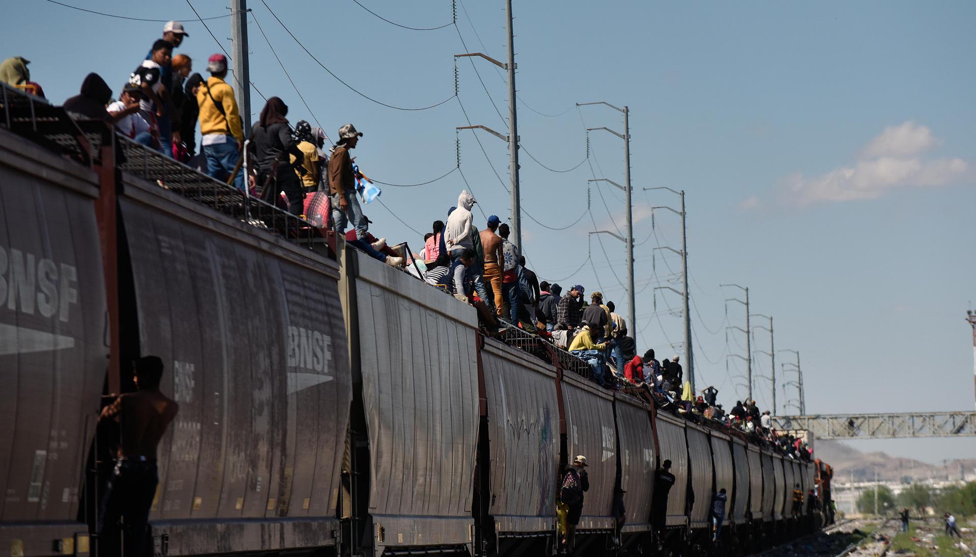 Un grupo de migrantes viajan sobre el tren conocido como "La Bestia" hoy, en Ciudad Juárez, Chihuahua (México). 