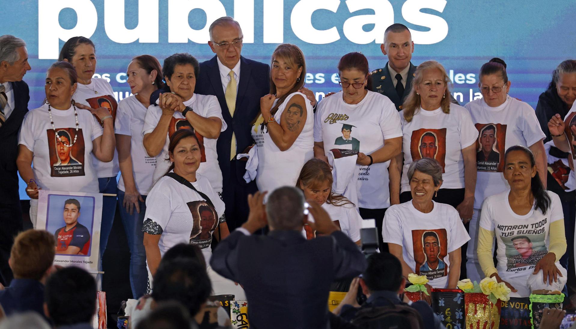 El MinDefensa Iván Velásquez junto a madres de víctimas de falsos positivos.