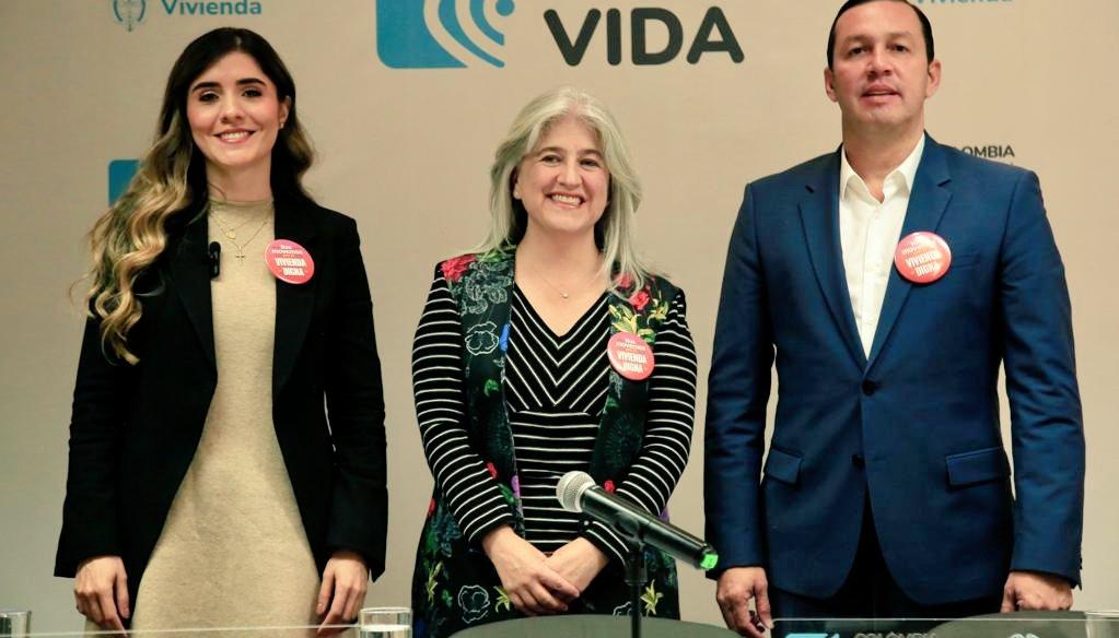 La MinVivienda, Catalina Velasco, junto a la presidenta del Fondo Nacional del Ahorro, Laura Milena Roa, y el presidente de Findeter, Juan Carlos Muñiz.