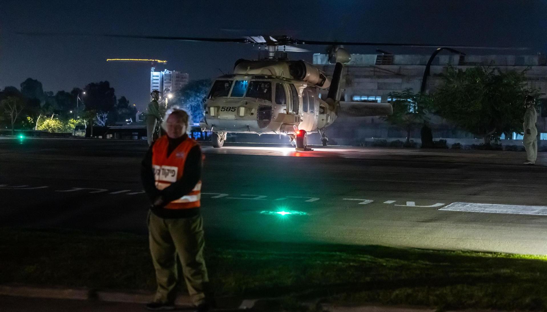  Un helicóptero del Ejército israelí que transportó a rehenes israelíes liberados por el grupo islamista Hamás.
