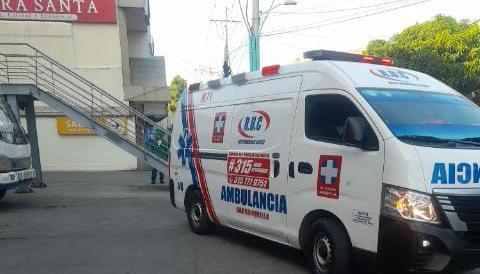 Una ambulancia llegó al lugar, pero la víctima ya no tenía signos vitales.
