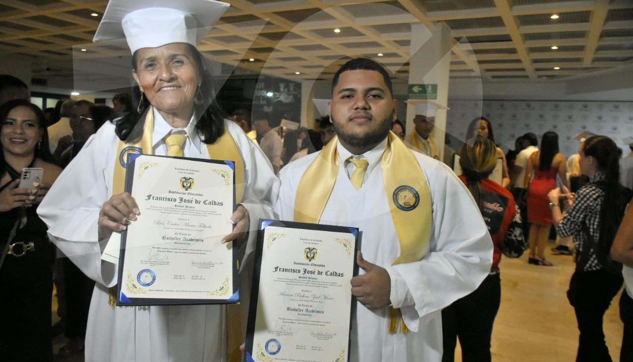 María Fabiola Ríos Castro, de 70 años, y su nieto Said Munir Herrera, de 18, con la toga, el birrete y el diploma de bachilleres en la ceremonia en el Teatro José Consuegra