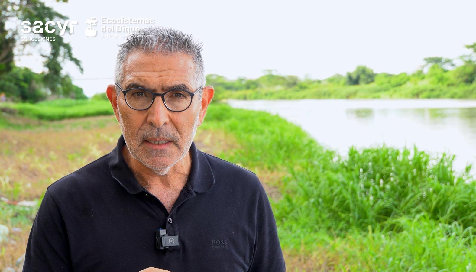 El periodista Jorge Cura en un programa institucional sobre las obras de restauración del ecosistema del Canal del Dique