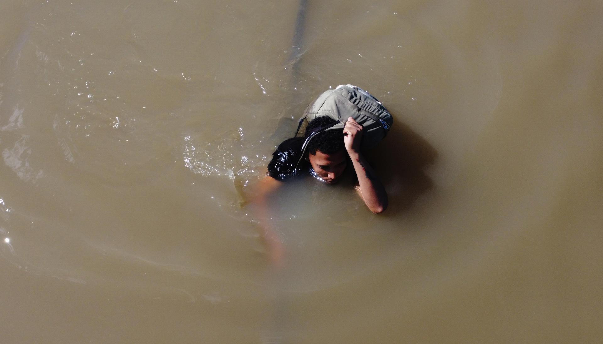 Un migrante captado por un dron mientras intenta cruzar el río Bravo