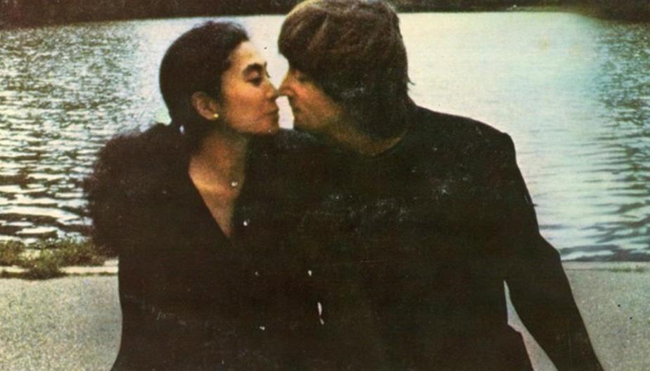 Fotografía tomada por Kishin Shinoyama a John Lennon y su esposa Yoko Ono. 