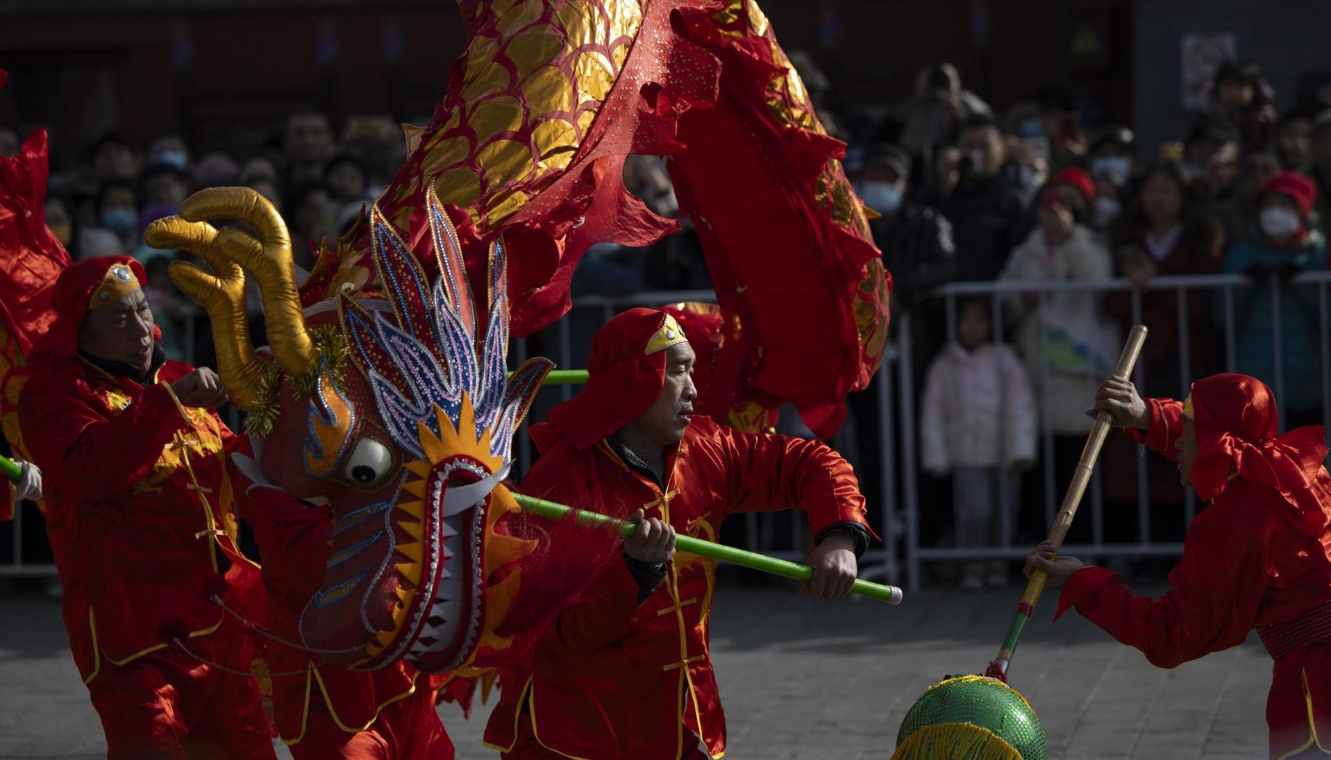 Artistas en acción durante una Danza del Dragón en el Templo Dongyue en Beijing, China. 