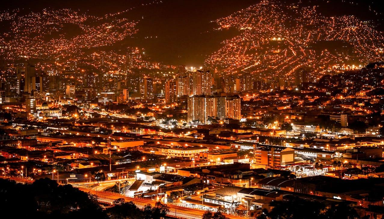 Aspecto nocturno de la ciudad de Medellín. 