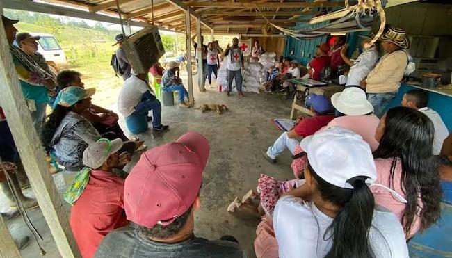 Cruz Roja llevó mercados a familias confinadas en Antioquia.