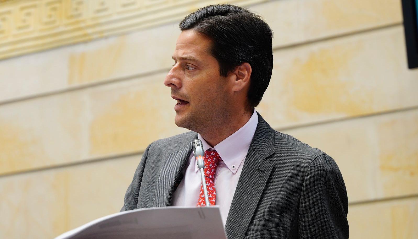 El senador Mauricio Gómez Amín durante el debate de moción de censura a la exministra Astrid Rodríguez.