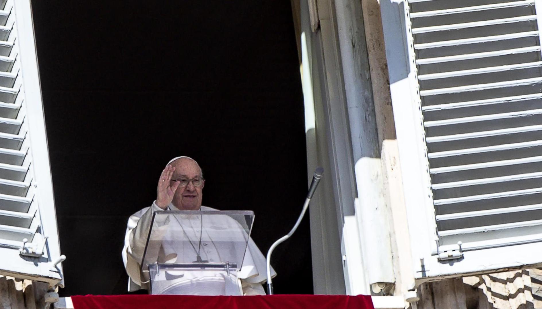 El papa Francisco este domingo desde su balcón