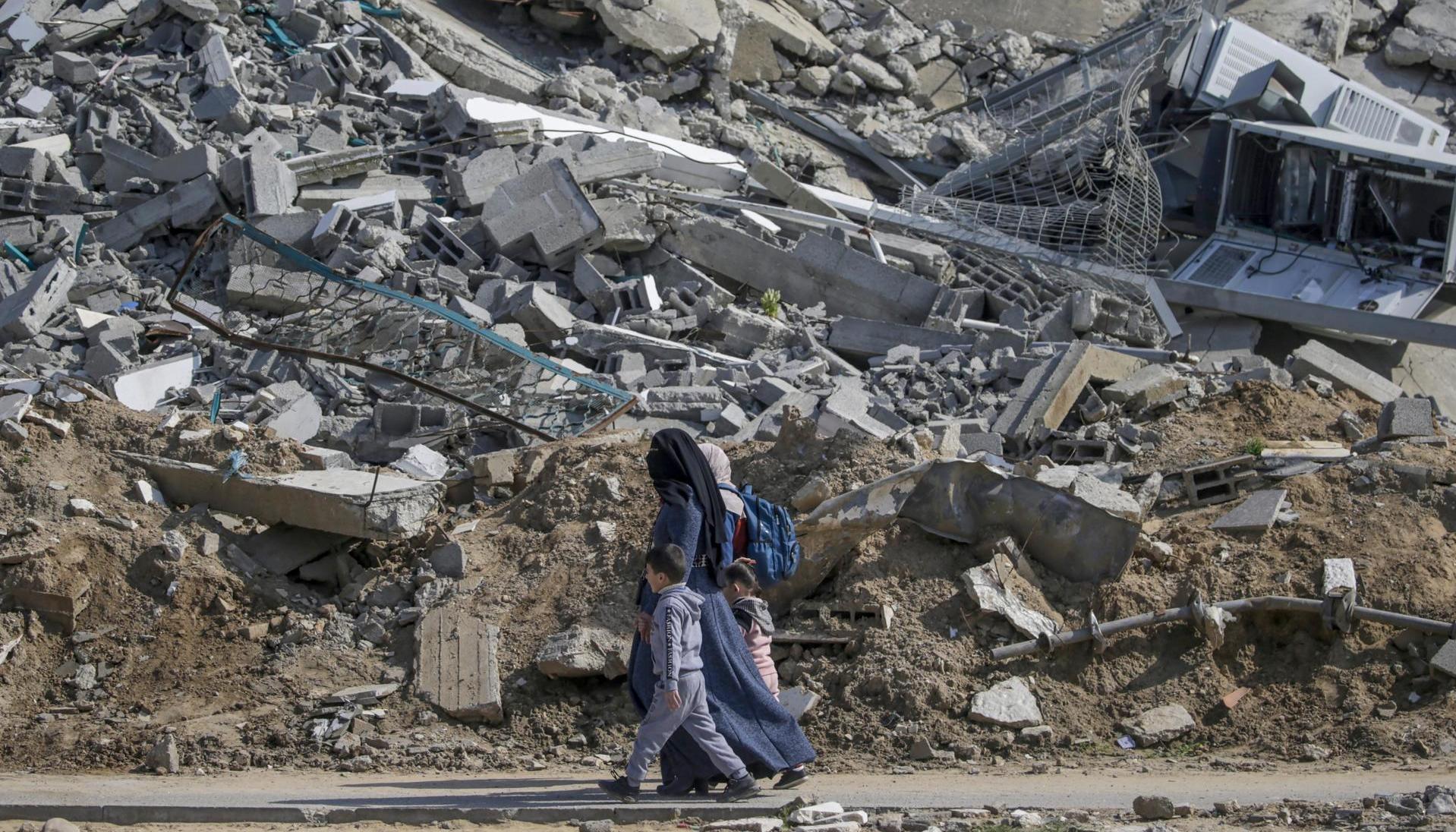 Una madre palestina camina con sus hijos.