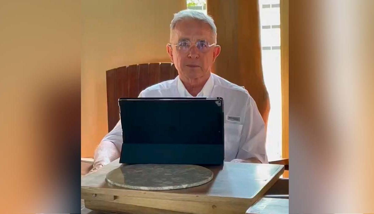 El expresidente Álvaro Uribe en el video que compartió en sus redes