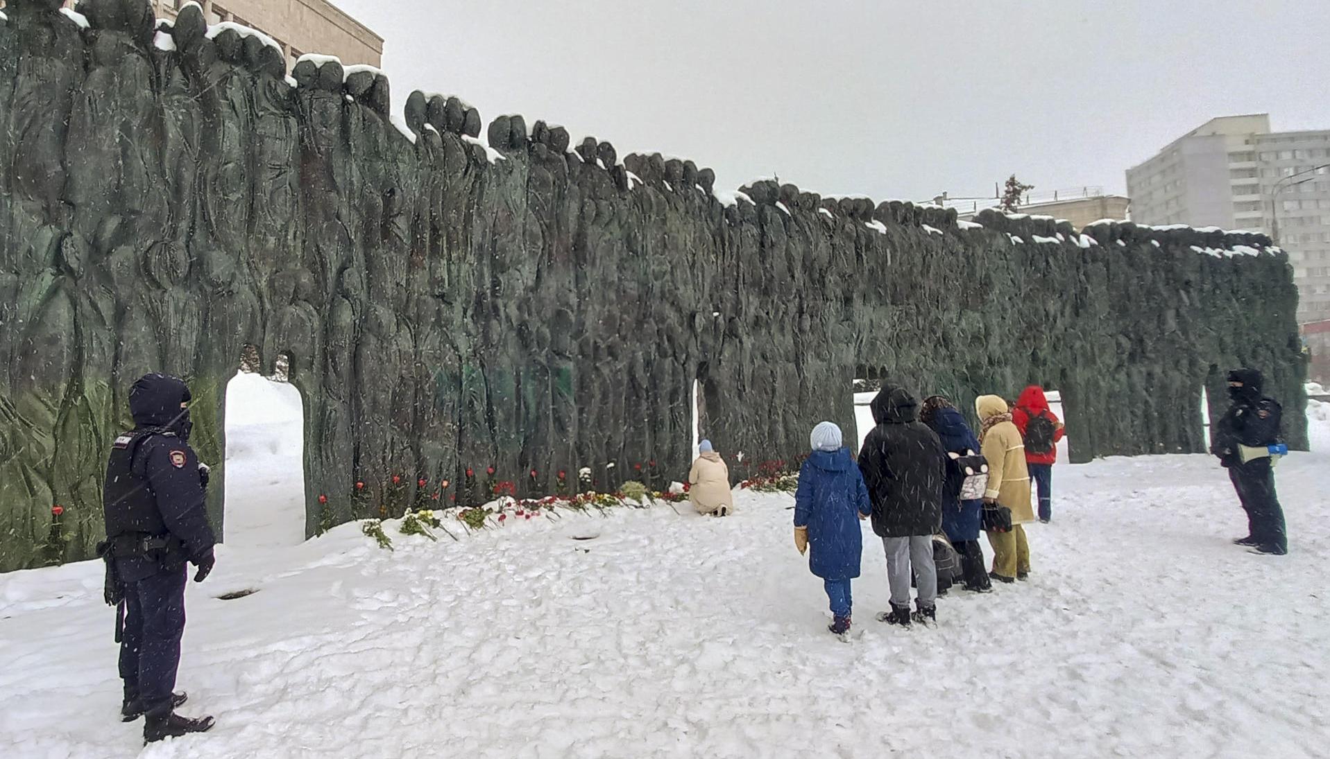 Ciudadanos depositaron ramos de flores y velas en el Muro del Dolor en Moscú por el fallecido líder opositor ruso, Alexéi Navalni