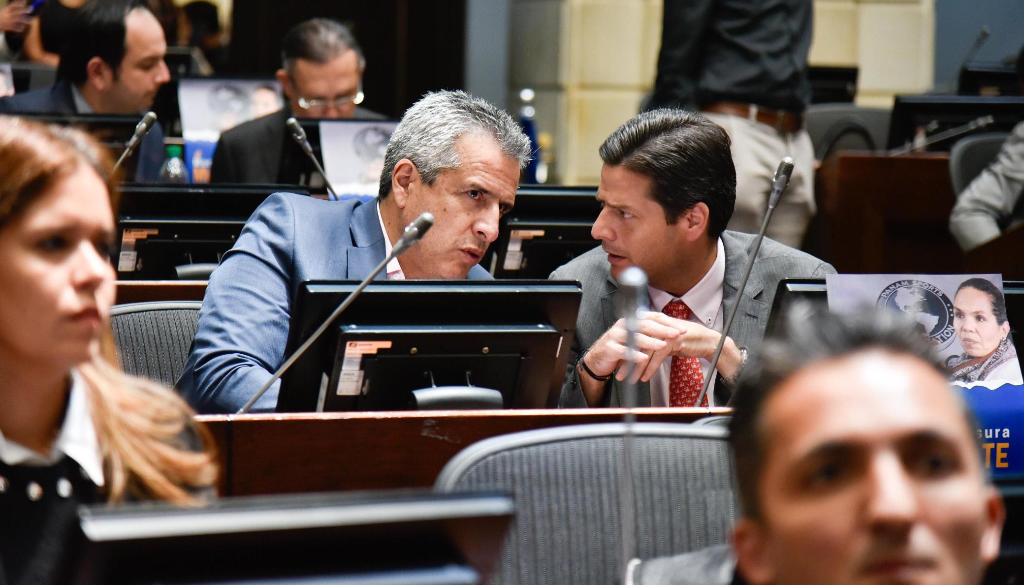 Luis Fernando Velasco, ministro del Interior, con Mauricio Gómez, citante a la moción de censura a Astrid Rodríguez. 