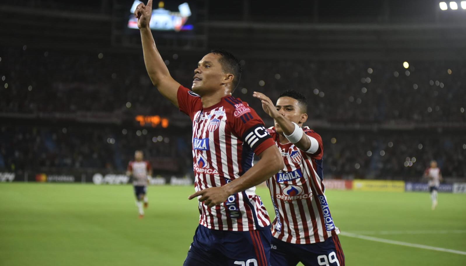 Carlos Bacca y José Enamorado celebran el gol que puso en ventaja a Junior. 