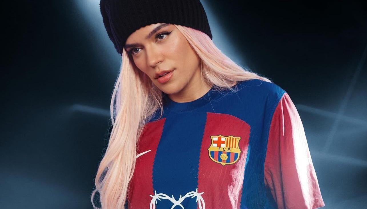 Karol G usando la camiseta de FC Barcelona.