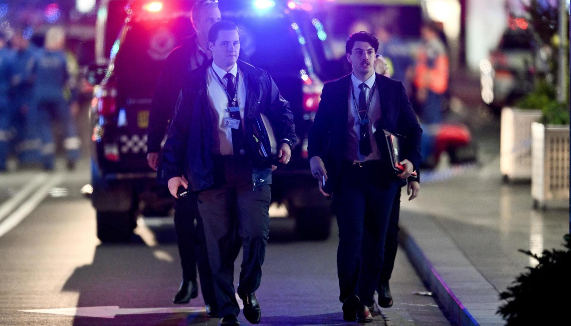 Policías de Sídney en las afueras del centro comercial en el que ocurrió la tragedia