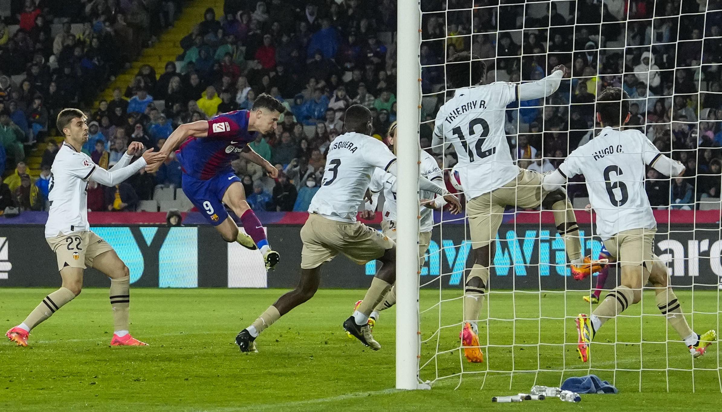 Cabezazo con el que Roberto Lewandowski marcó el segundo gol del Barcelona, primero en su cuenta personal.