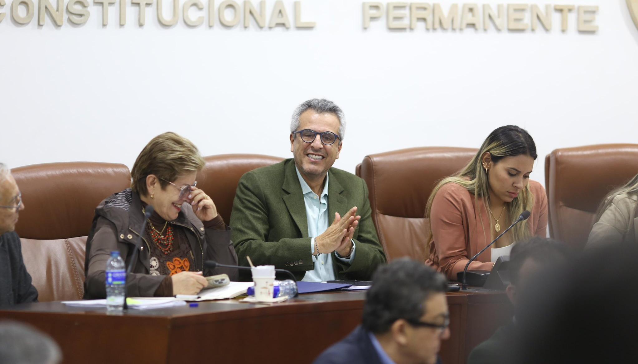 El ministro de Trabajo, Gloria Inés Ramírez, y el ministro de Interior, Luis Fernando Velasco, en la Comisión Séptima de la Cámara.