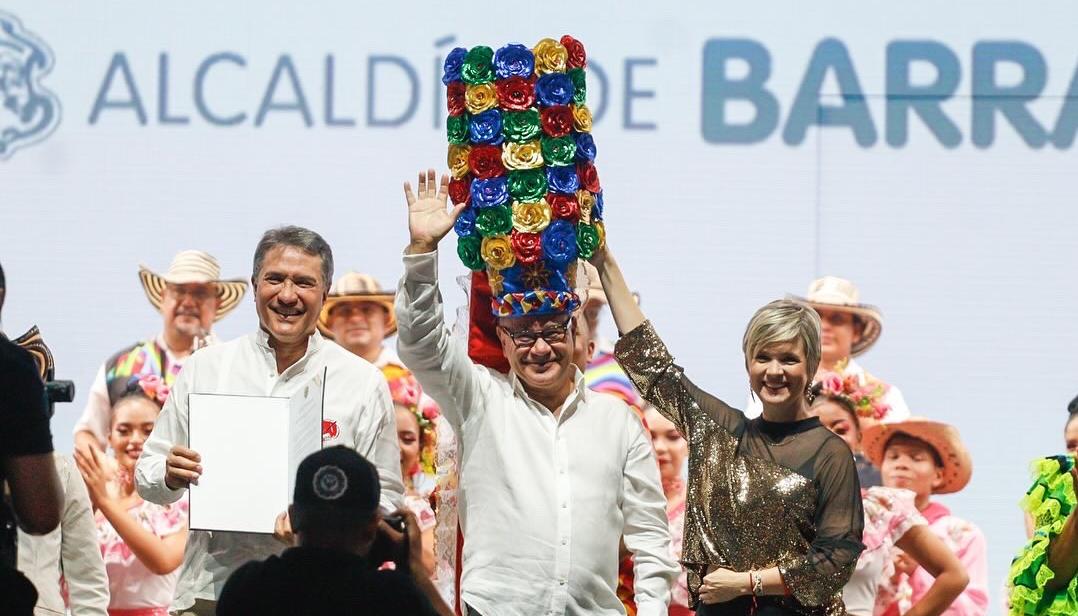 El gran homenajeado del Festival 2024, Iván Villazón, recibió el Turbante de la Tradición. 