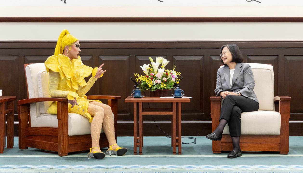 La presidenta taiwanesa Tsai Ing-wen recibe a Nymphia Wind.