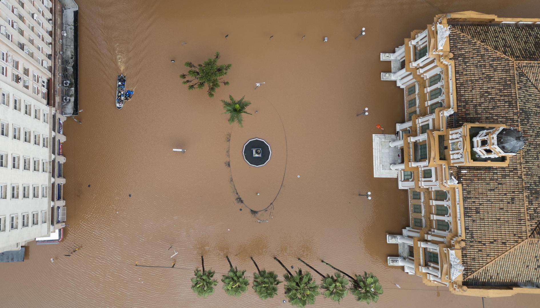 Imagen aérea tomada con un dron que muestra una plaza y zonas aledañas inundadas en Porto Alegre. 