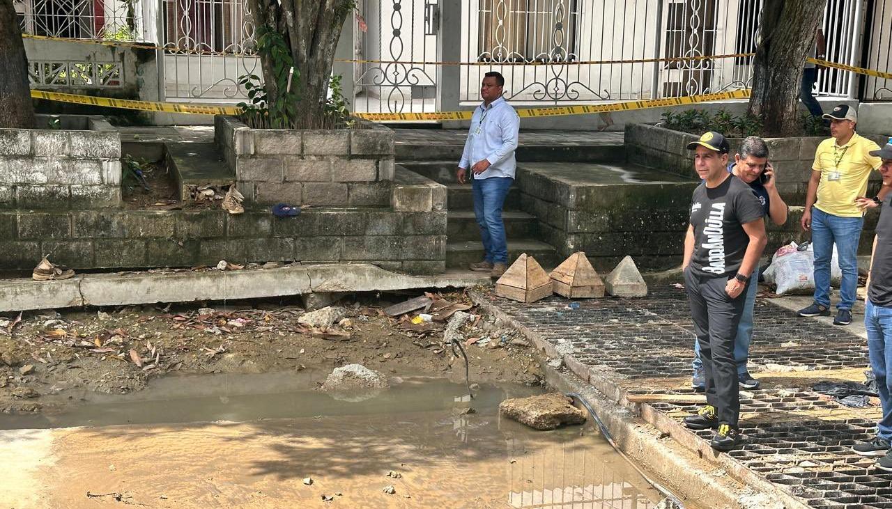 Alcalde Alejandro Char supervisando canalización de arroyo.