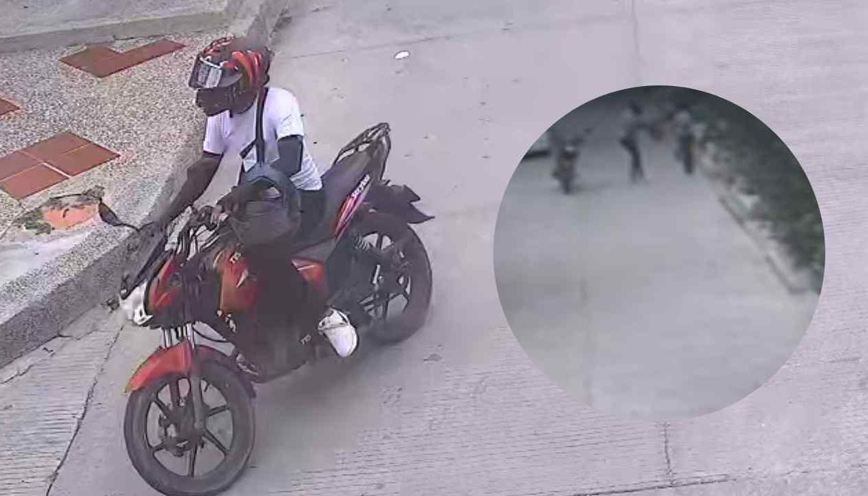 El atracador se moviliza en una moto roja.