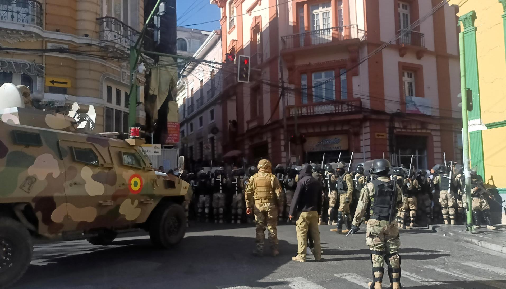  Militares hacen presencia con tanques frente a la sede del Gobierno de Bolivia.