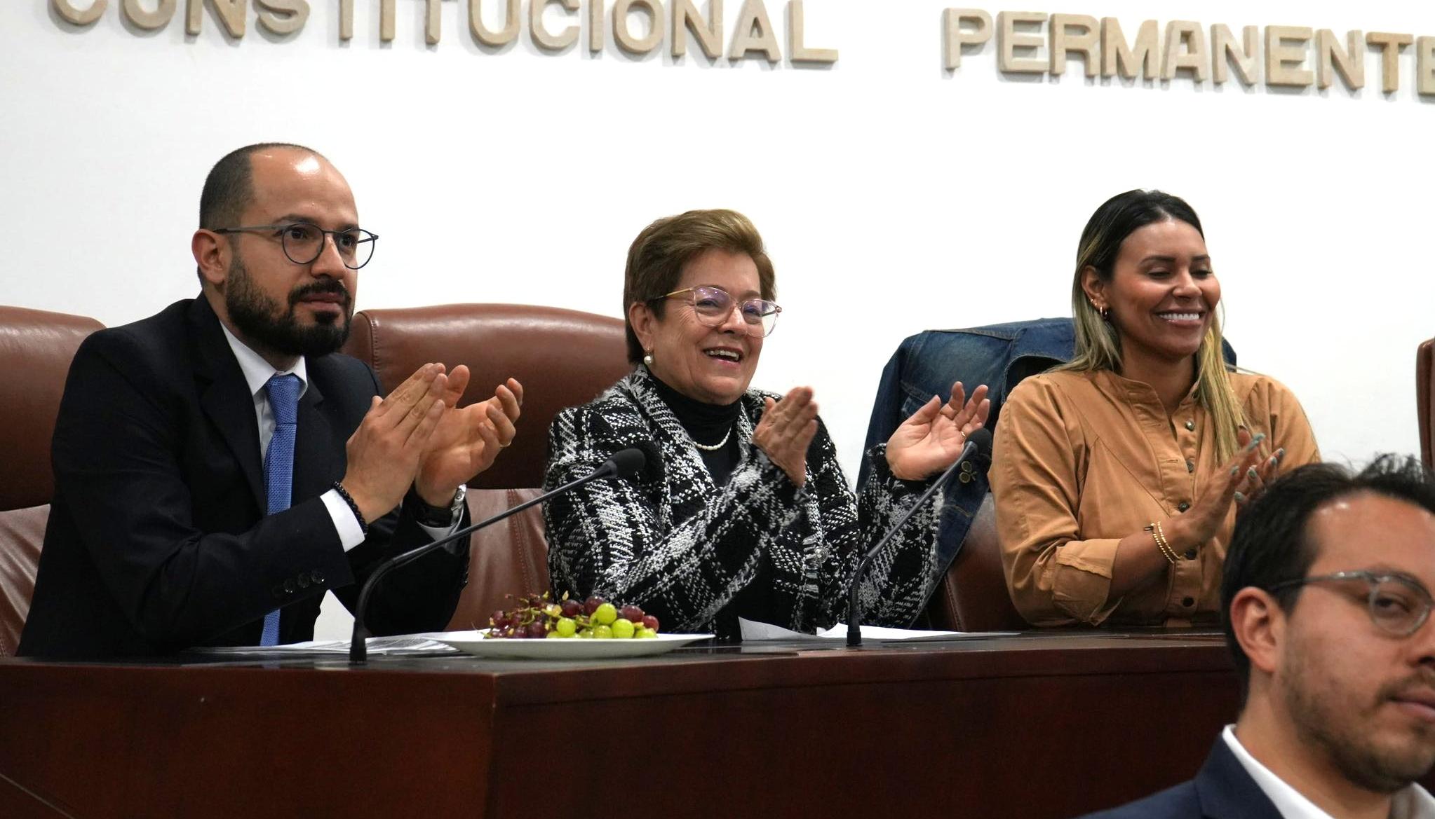 Gloria Inés Ramírez, Ministra del Trabajo (centro), celebra la aprobación, en primer debate, de la Reforma Laboral.