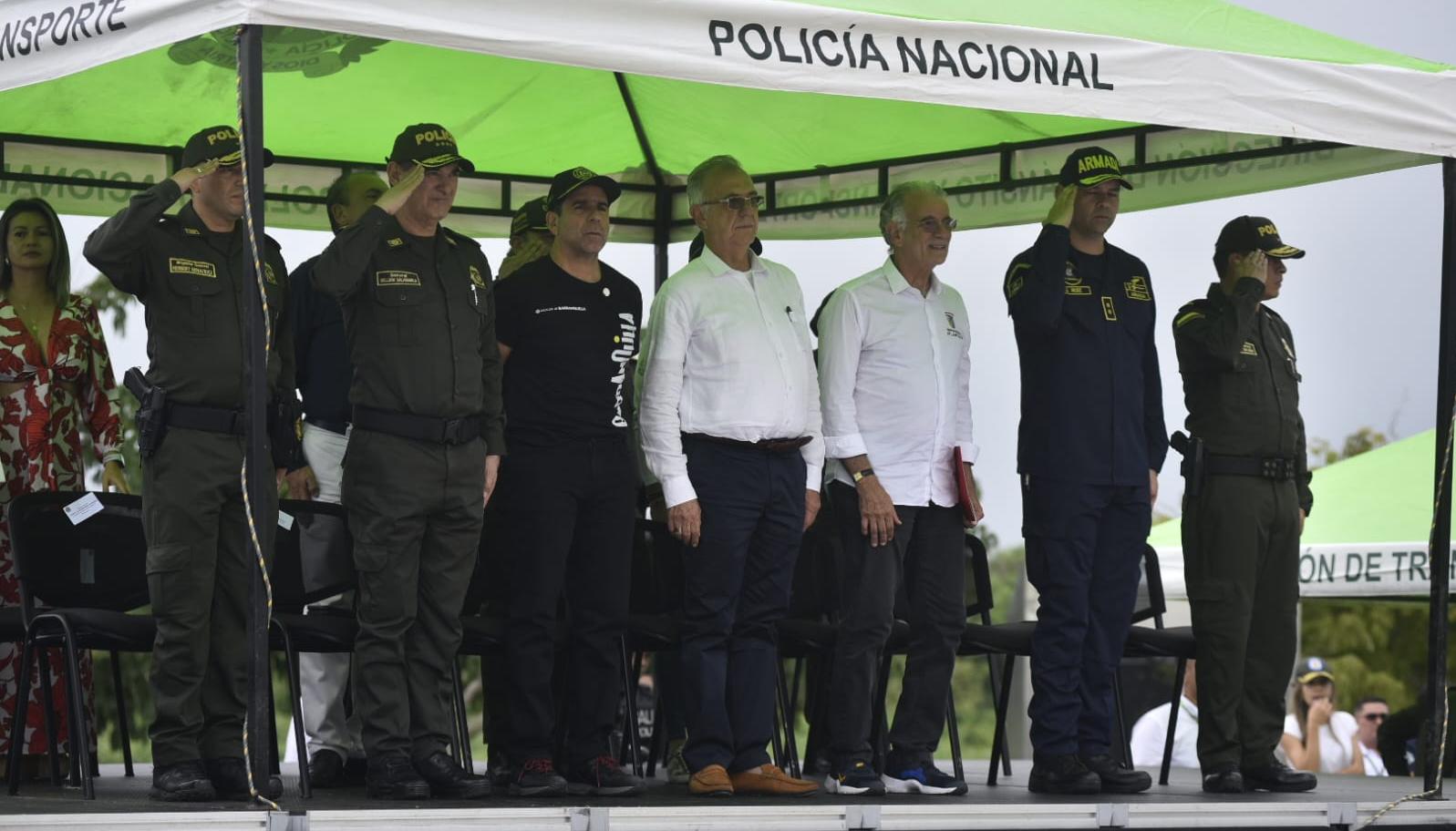 El ministro de Defensa Iván Velásquez, el director de la Policía, William Salamanca, el gobernador Eduardo Verano y el alcalde Alejandro Char 