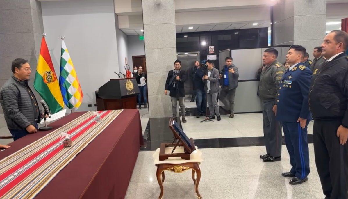 El Presidente de Bolivia, Luis Arce, luego de posesionar a la nueva cúpula militar