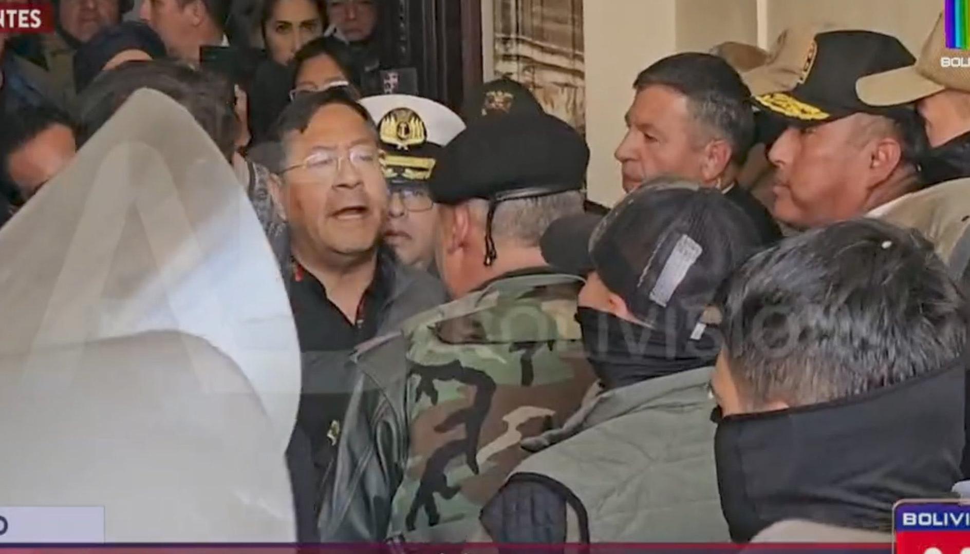 El presidente de Bolivia, Luis Arce, habla con el comandante general del Ejército boliviano, Juan José Zúñiga, luego de ingresar a la sede del Gobierno