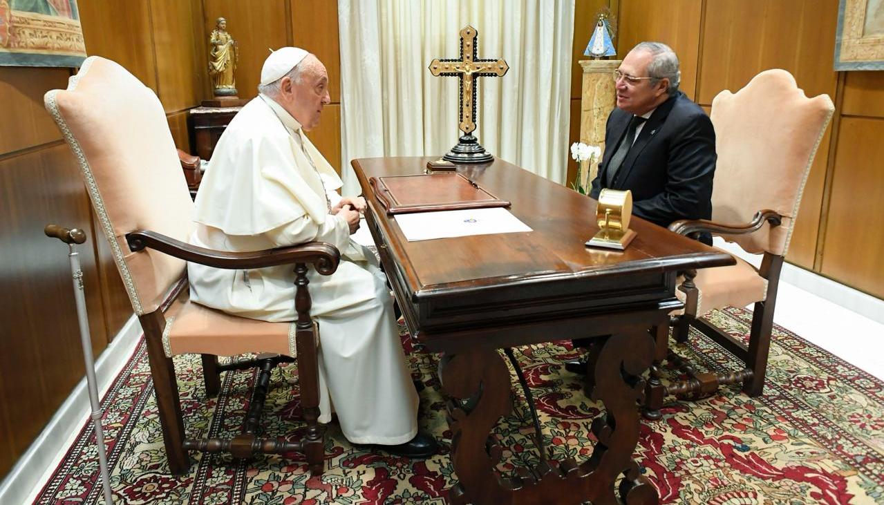 Papa Francisco y el presidente del Congreso, Iván Name.