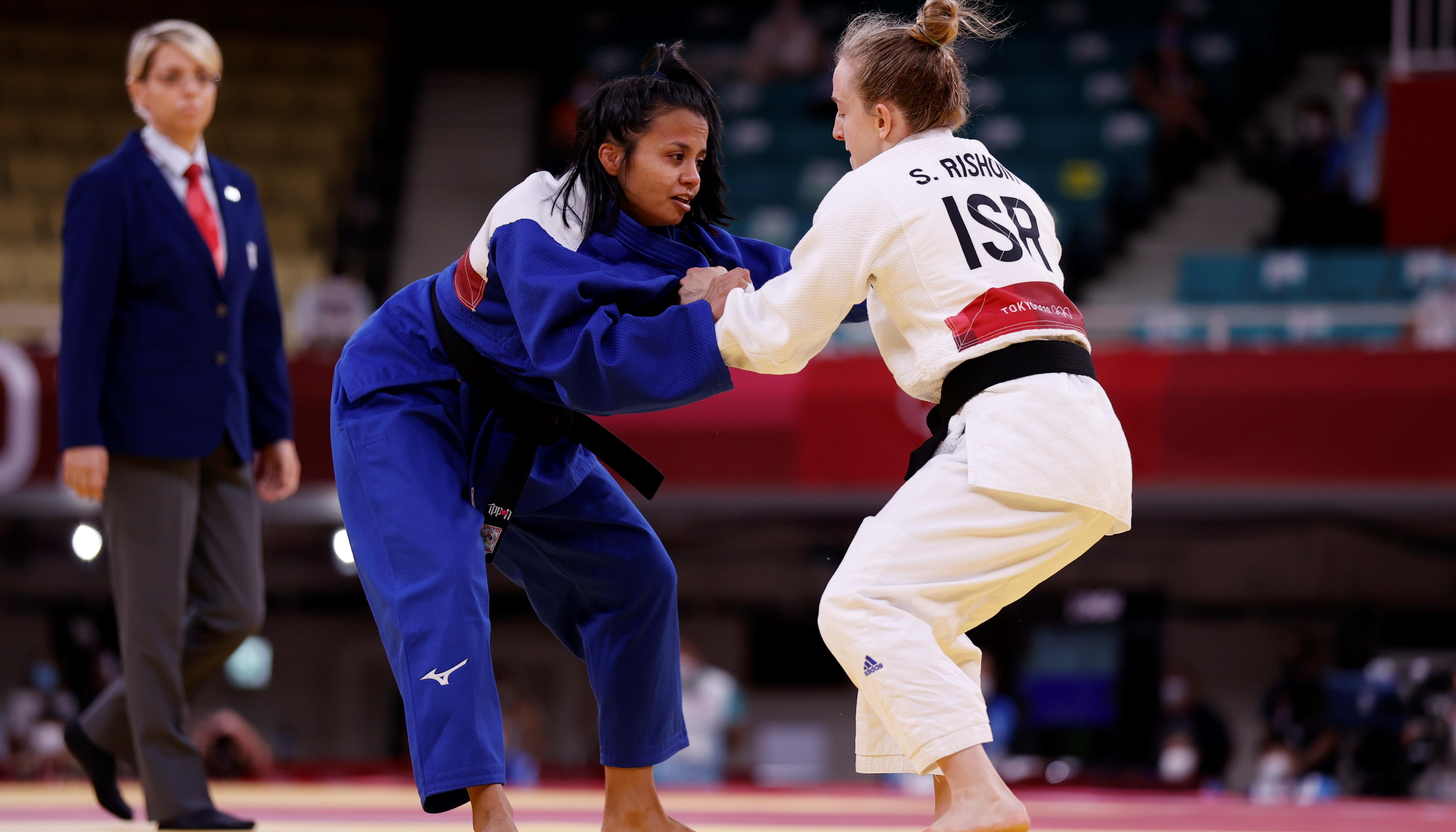 Luz Adiela Álvarez (izquierda) durante un combate en los Juegos Olímpicos de Tokio. 