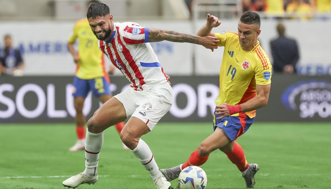 El colombiano Rafael Santos Borré disputa la pelota con Omar Alderete. 