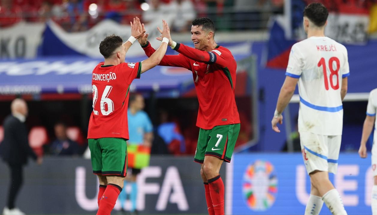Cristiano Ronaldo felicita a Francisco Conçeicao, autor del gol de la victoria de Portugal.