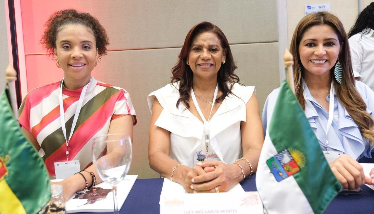 La gobernadora de Chocó, Nubia Carolina Córdoba, con sus colegas de Sucre, Lucy García, y del Tolima, Adriana Matiz