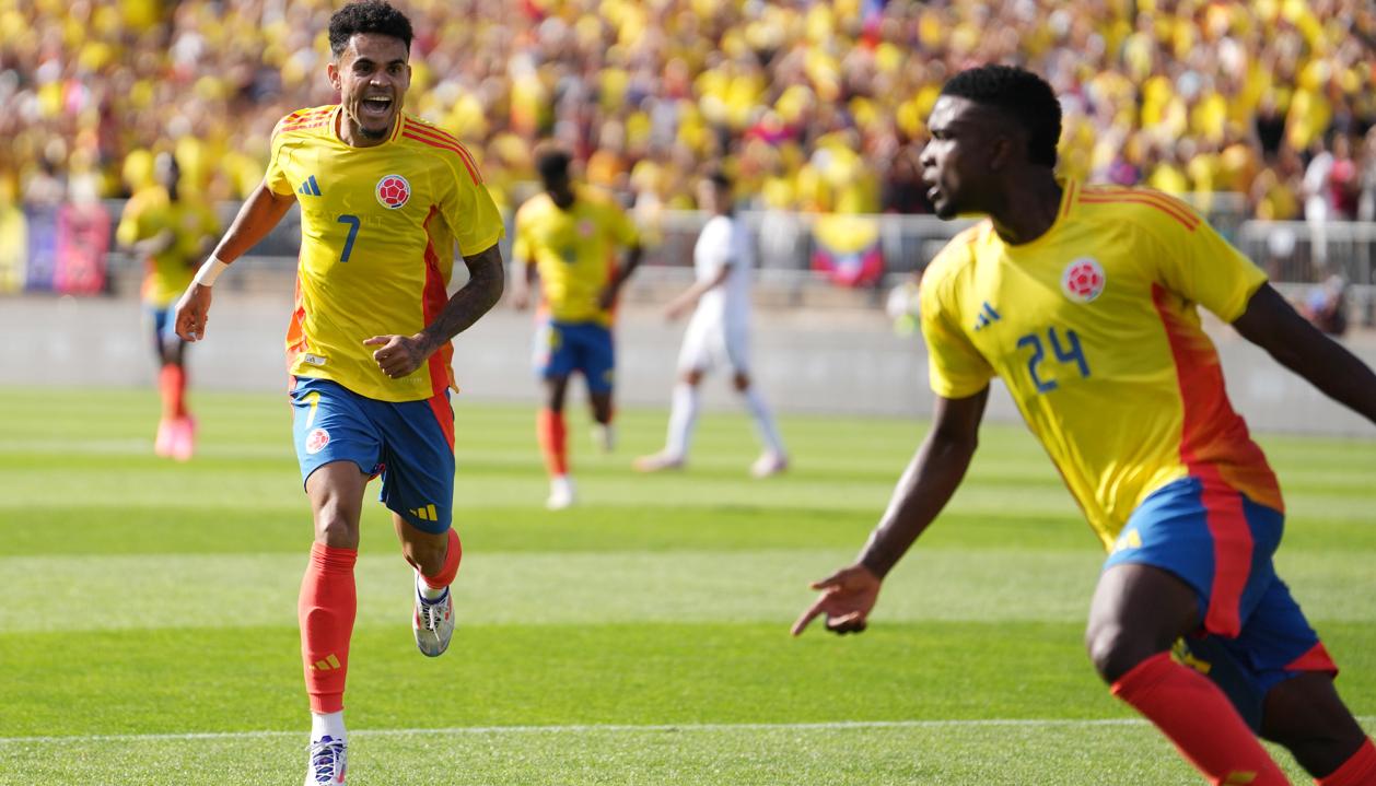 Jhon Córdoba festeja tras marcar el segundo gol de Colombia luego de una asistencia de Luis Díaz.