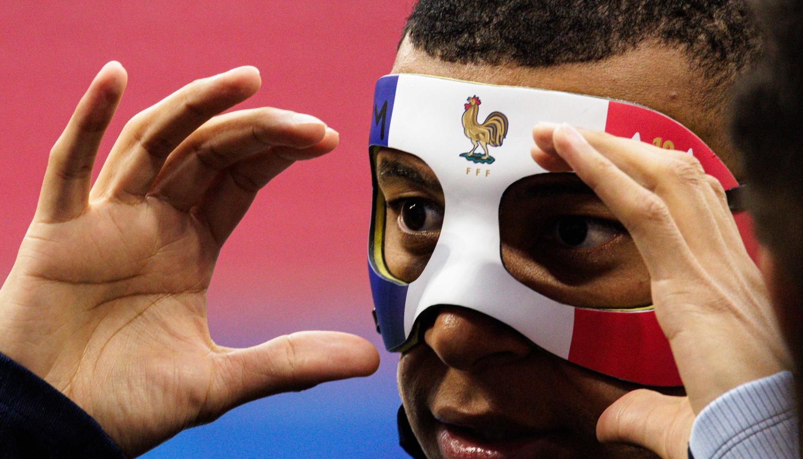 Mbappé con la máscara con los colores de la bandera de Francia.
