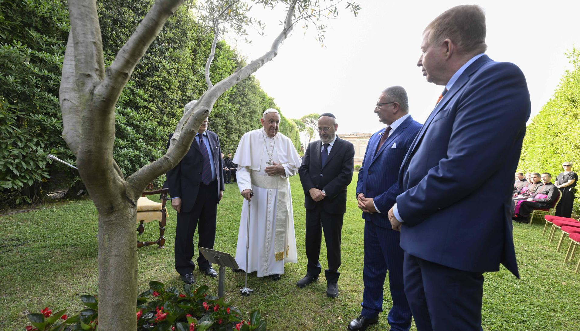 El Papa en los jardines vaticanos en donde hace diez años se abrazaron entre el entonces presidente israelí Shimon Peres y el palestino Mahmud Abás