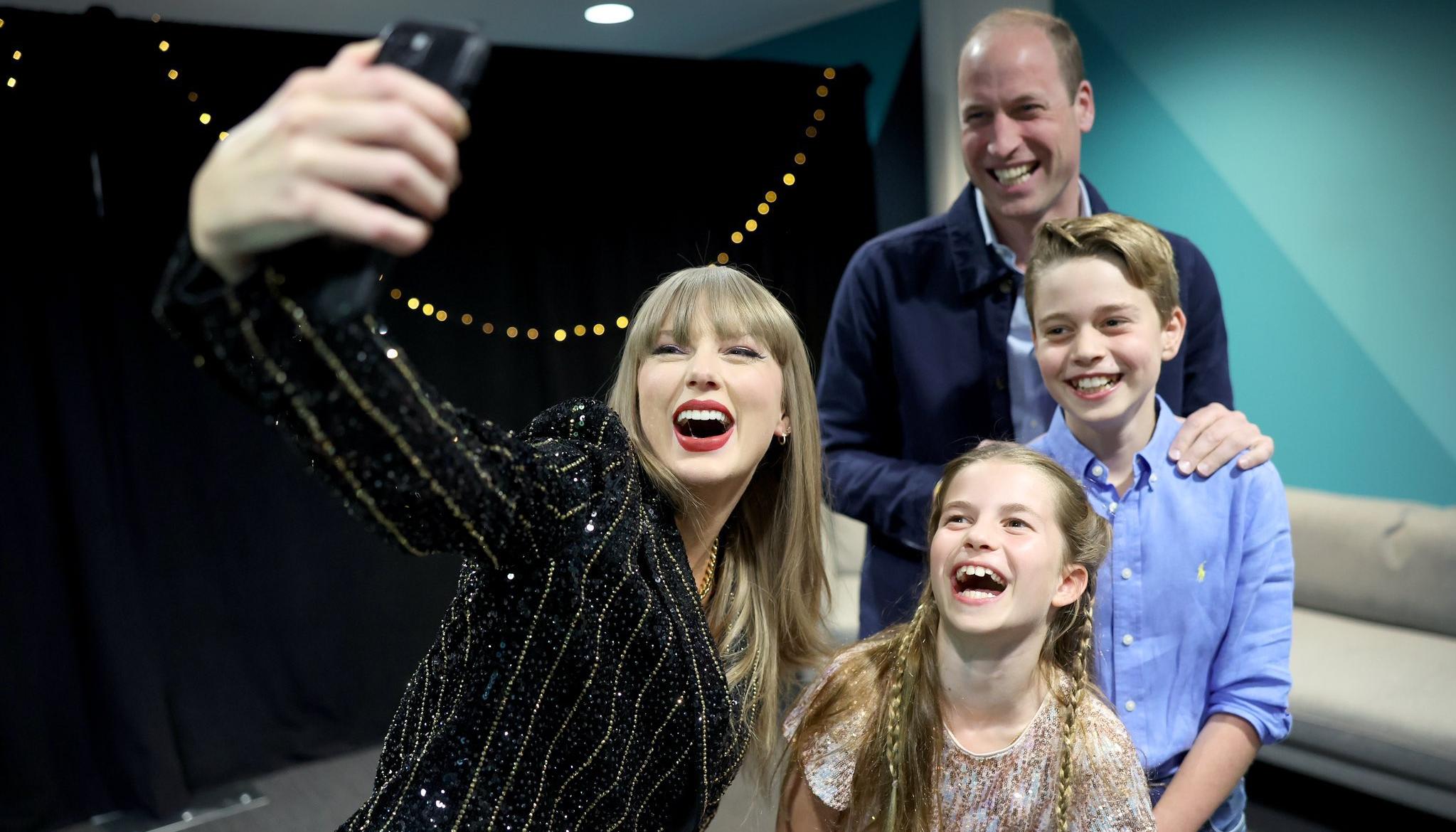 Príncipe Guillermo junto a sus dos hijos y la cantante Taylor Swift.