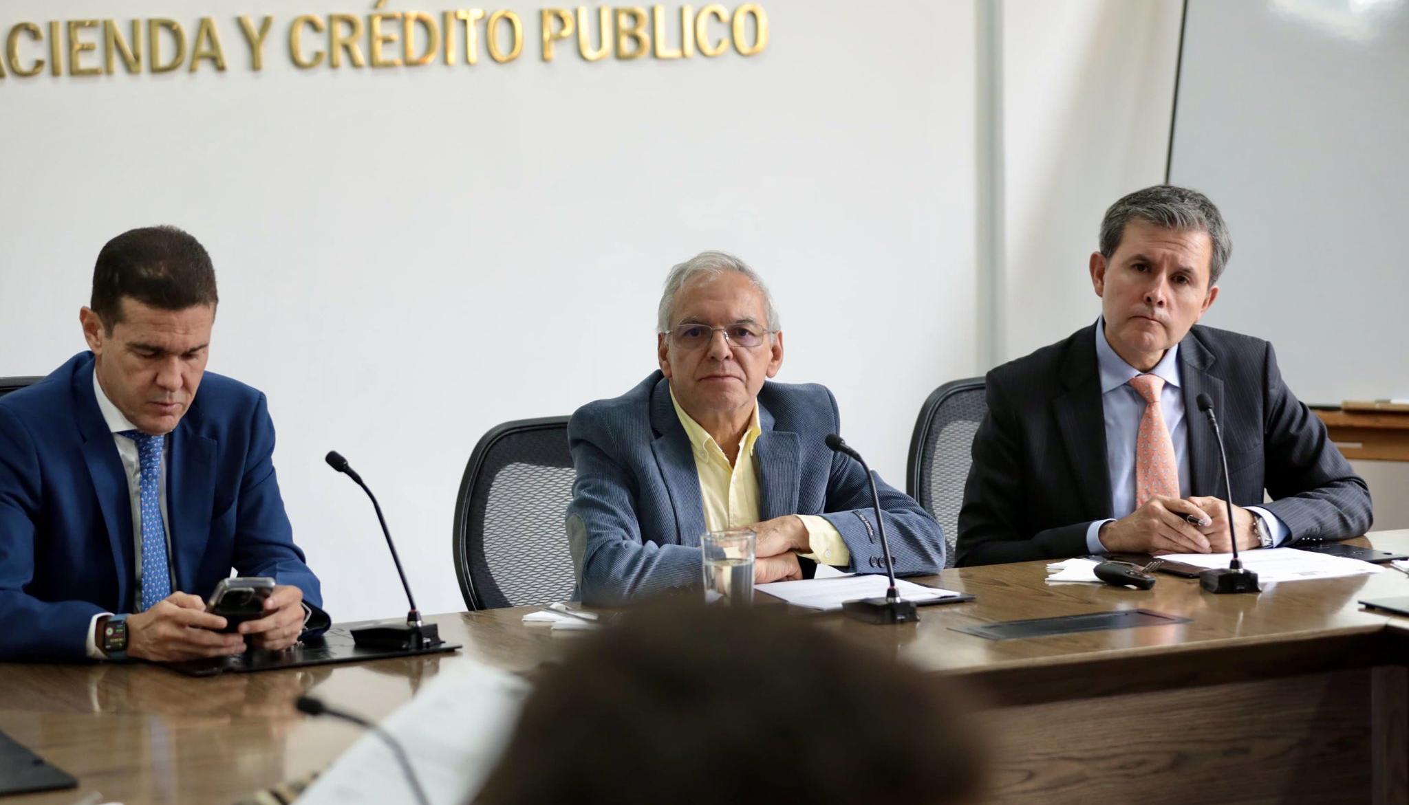 Ricardo Bonilla (centro), ministro de Hacienda, en una reunión reciente