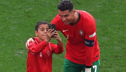 El niño que saltó a la cancha en pleno partido Turquía-Portugal logro la foto con Cristiano